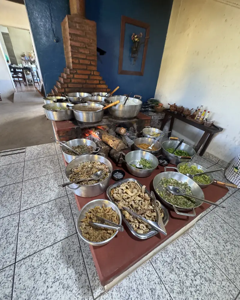 almoço servido em fazenda, na parte baixa