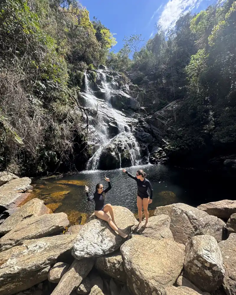 queda d'água sobre as pedras, na parte baixa