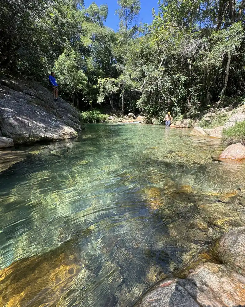 piscina natural de água clara