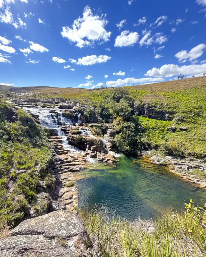 piscinas naturais em degraus, na parte alta